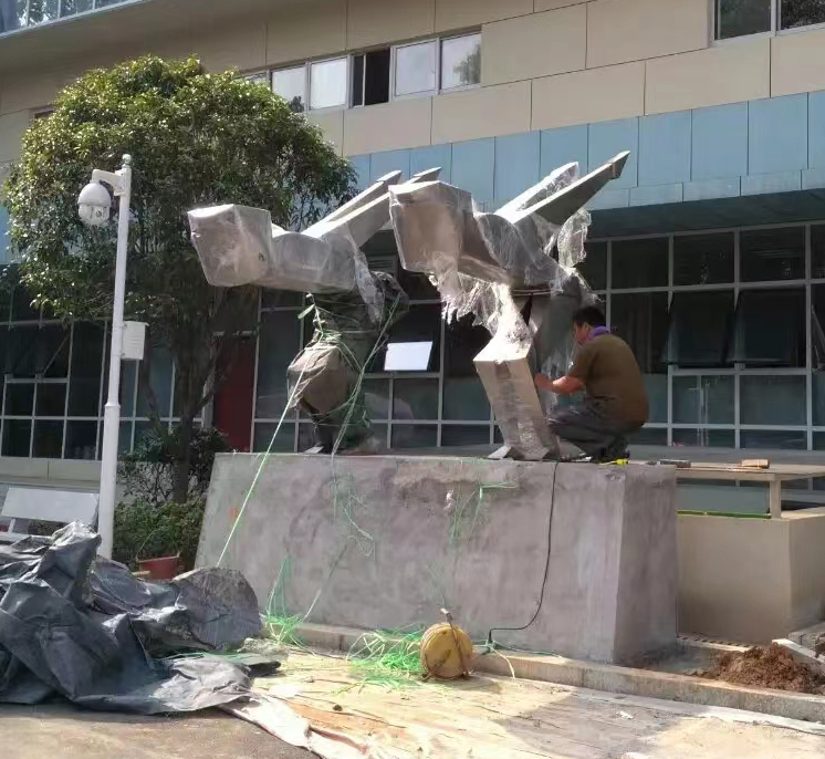湖南师范大学不锈钢《运动人物》雕塑